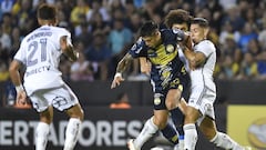 Sportivo Trinidense's midfielder Pedro Delvalle (L) and Colo-Colo's defender Daniel Gutierrez (R) fight for the ball during the Copa Libertadores third round first leg football match between Paraguay's Sportivo Trinidense and Chile's Colo Colo at the Tigo La Huerta stadium in Asuncion, on March 6, 2024. (Photo by NORBERTO DUARTE / AFP)