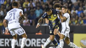 Sportivo Trinidense's midfielder Pedro Delvalle (L) and Colo-Colo's defender Daniel Gutierrez (R) fight for the ball during the Copa Libertadores third round first leg football match between Paraguay's Sportivo Trinidense and Chile's Colo Colo at the Tigo La Huerta stadium in Asuncion, on March 6, 2024. (Photo by NORBERTO DUARTE / AFP)