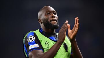 Inter Milan's Belgian forward #90 Romelu Lukaku warms up on the sidelines during the UEFA Champions League final football match between Inter Milan and Manchester City at the Ataturk Olympic Stadium in Istanbul, on June 10, 2023. (Photo by Marco BERTORELLO / AFP)