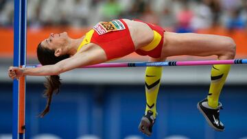 Ruth Beitia salta durante la calificaci&oacute;n en los Campeonatos de Europa de Atletismo que se disputan en &Aacute;msterdam.