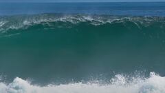 El mejor surfista de olas grandes surfea por primera vez “La Cosa”