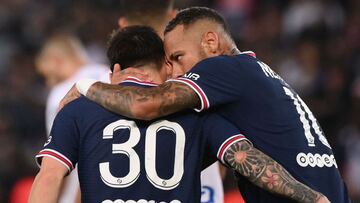 Paris Saint-Germain&#039;s Brazilian forward Neymar (R) is congratulated by Paris Saint-Germain&#039;s Argentinian forward Lionel Messi after scoring on a penalty during the French L1 football match between Paris-Saint Germain (PSG) and Olympique Lyonnais