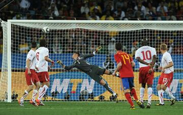 La mejor ocasión de la Selección española vino en un trallazo de Xabi Alonso, que se estrelló en el larguero en el minuto 70 de partido. El tolosarra armó un potente derechazo, pero el balón acabó siendo repelido violentamente por el travesaño...