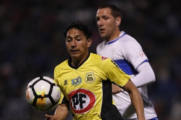 Su debut profesional lo tuvo en San Luis de Quillota. En Universidad de Chile recién tuvo su primer partido en el pasado triunfo 3-0 ante Huachipato.