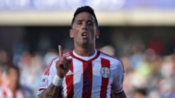 Lucas Barrios marcó el gol del empate de Paraguay 1-1 contra Uruguay.