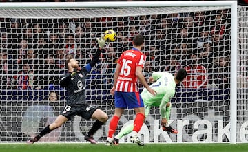 2-2. Centro de Raphinha y Ferran Torres, tras un gran desmarque, cabecea para batir a Jan Oblak.