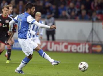 El delantero mexicano de la Real Sociedad Carlos Vela marca de penalti ante el Bayer Leverkusen