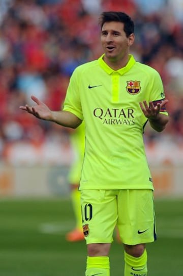 Lionel Messi durante el partido correspondiente a la undécima jornada de Liga de Primera División que disputan en el estadio de los juegos Mediterraneos de Almería.