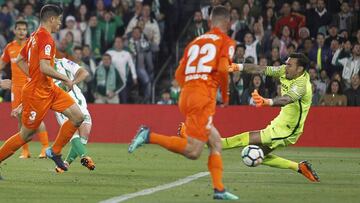 Roberto, durante el Betis - Málaga del lunes en el Villamarín.