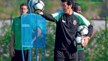 <b>SIN EQUIPO BASE. </b>El técnico gallego sigue sin encontrar un once tipo que le dé consistencia al juego.