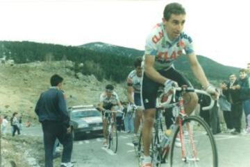 Fue once años ciclista profesional y militó en tres equipos; en el CLAS-Cajastur (acabó siendo Mapei), Kelme-Costa Blanca (donde llegó a ser jefe de filas) y el Team Coast. Debutó en 1990 en las filas del CLAS-Cajastur.   
