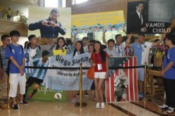 Numerosos aficionados esperaban la llegada del equipo.