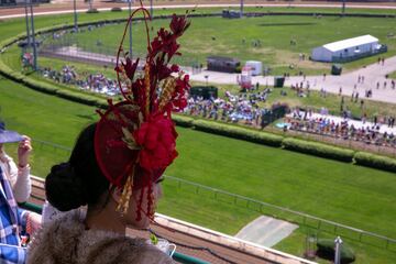 Aficionados a la hípica en el Churchill Downs de Kentucky durante la Kentucky Oaks.