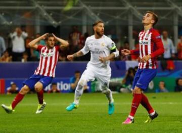 Griezmann observa el balón repelido...