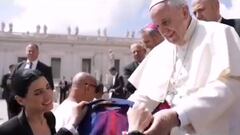 El Papa Francisco recibiendo una camiseta dedicada de Andr&eacute;s Iniesta de manos de Anna Vives, una dise&ntilde;adora con S&iacute;ndrome de Down y una de los &quot;siete talentos inesperados&quot; que forman parte de &quot;La empresa m&aacute;s loca del mundo&quot;.