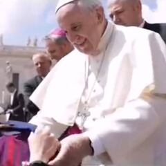 El Papa Francisco recibe una camiseta de Iniesta dentro de un proyecto social