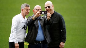 Aficionados furiosos del Manchester United invadieron la cancha de Old Trafford exigiendo la salida de los Glazer, la familia estadounidense detr&aacute;s del club.