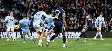 1-2. Federico Valverde controla en la frontal del área y dispara con la derecha. El balón rebota en Marcos Alonso al girarse y desvía la trayectoria engañando a Ionut Ranu.