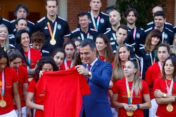 Pedro Sánchez sostiene una camiseta firmada por las integrantes de la Selección española de fútbol femenino.
