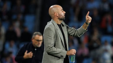 Claudio Giráldez, entrenador del Celta, realiza indicaciones a sus jugadores durante el partido contra el Niza.