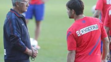 <b>AÚN DUELE. </b>Diego le señala a Manzano su gemelo izquierdo en el entrenamiento de ayer.