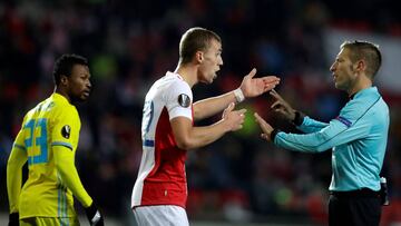 Soccer Football - Europa League - Slavia Prague vs Astana - Eden Arena, Prague, Czech Republic - December 7, 2017  Slavia Prague&#039;s Tomas Soucek talks with referee Davide Massa   REUTERS/David W Cerny