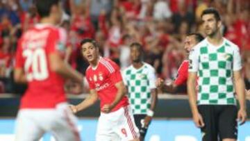 Raúl Jiménez marca en la remontada del Benfica