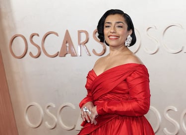 Adriana Paz posa en la alfombra roja del Dolby Theatre.