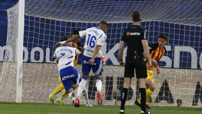 El Zaragoza sobrevive del balón parado