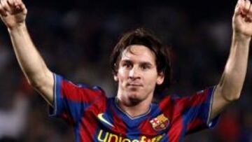 <b>FLOJITO, PERO GOLEADOR. </b>Leo Messi hizo el primer gol del campeón, aunque no disputó uno de sus mejores partidos. En la imagen controla el balón ante dos defensas contrarios.