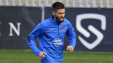 Yannick Carrasco, durante un entrenamiento del Atlético.