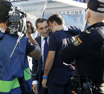 Asier Garitano y Ernesto Valverde se saludan antes del encuentro. 