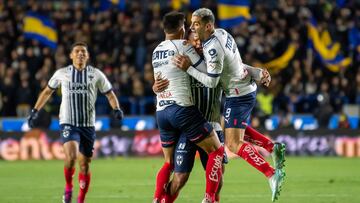 AME3643. MONTERREY (MÉXICO), 18/03/2023.- Jugadores de Rayados festejan una anotación ante Tigres hoy, durante un partido correspondiente a la jornada 12 del Torneo clausura 2023, en el estadio Universitario de la ciudad de Monterrey (México). EFE/ Miguel Sierra