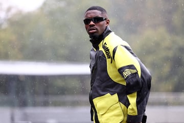 Marcus Thuram con una chaqueta amarilla fosforita y negra. 