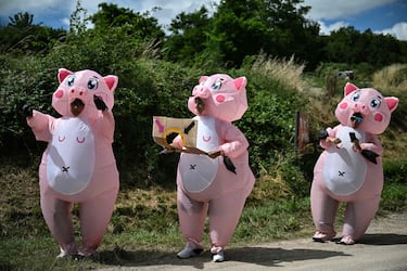 Tres aficionados disfrazados animan la carrera en la sexta etapa del Tour.