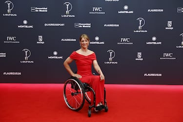 Eva María Moral Pedrero, triatelta paralímpica posa a su llegada a la ceremonia de entrega de los Premios Laureus.