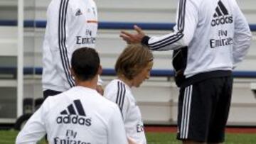 Ancelotti charla con Özil días antes de la venta del jugador al Arsenal.