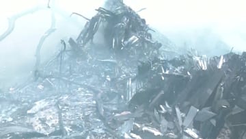 Humo se eleva entre los escombros tras el accidente de un avin de Air India en Ahmedabad, India.