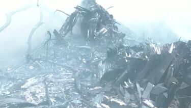 Humo se eleva entre los escombros tras el accidente de un avión de Air India en Ahmedabad, India.