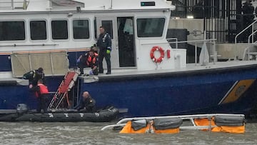 Un helicóptero que transportaba turistas españoles cayó del cielo y se estrelló en el río Hudson. Testigos describen los horribles detalles.