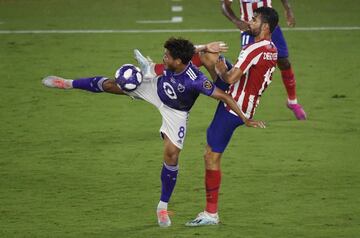 Jonathan dos Santos y Diego Costa.