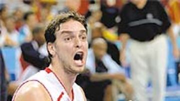 <b>¡FALTA, POR FAVOR!. </b>Pau Gasol pide protección ante los duros marcajes a que fue sometido.