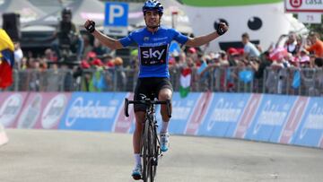 Mikel Landa celebra su victoria en la cima de Piancavallo en el Giro de Italia 2017.