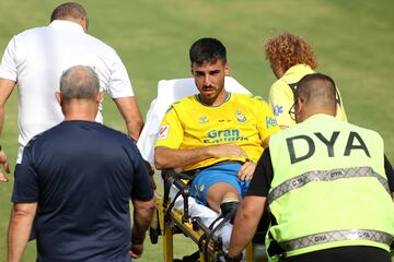 Fabio abandonando en camilla el recinto de La Quinta Football Center. @udlp_oficial.