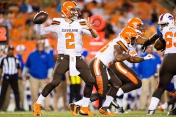 Otro buen partido en esta pretemporada de Johnny Manziel, que sigue dejando detalles del gran quarterback que fue en un su etapa universitaria. Finalizó el partido con 118 yardas de pase, 1 touchdown y otras 19 yardas de carrera. Enfrente, un EJ Manuel que también quiere ganarse el puesto de titular en Buffalo y que acabó con 111 yardas de pase y otro touchdown, y un Tyrod Taylor (7 de 10 para 65 yardas) que comenzó como titular y que parece que le va a quitar el puesto a Sam Cassell.