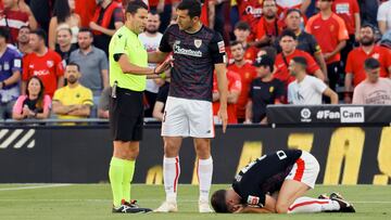 PALMA DE MALLORCA (BALEARES), 01/05/2023.- El defensa del Athletic Club Yeray (d) se duele en el suelo ante el colegiado Figueroa Vázquez (i), durante partido correspondiente a la jornada 32 de LaLiga Santander que Mallorca y Athletic Club disputan este lunes en el Visit Mallorca Estadi de Palma. EFE/ Cati Cladera
