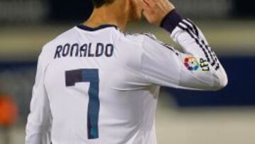 Cristiano Ronaldo hace un gesto a la afición del Mallorca.