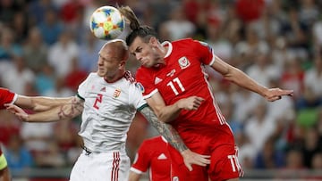 El gal&eacute;s Gareth Bale disputa un bal&oacute;n con el h&uacute;ngaro Botond Baraht en partido de clasificaci&oacute;n para la Eurocopa 2020.