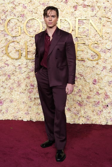 Nicholas Alexander Chavez posa durante la alfombra roja de los Globos de Oro 2025 celebrados en el Hotel Beverly Hilton de los Ángeles.
 