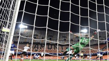 VALENCIA, SPAIN - MARCH 10: Josip Ilicic of Atalanta scores his sides fourth goal past Jasper Cillessen of Valencia  during the UEFA Champions League round of 16 second leg match between Valencia CF and Atalanta at Estadio Mestalla on March 10, 2020 in Va